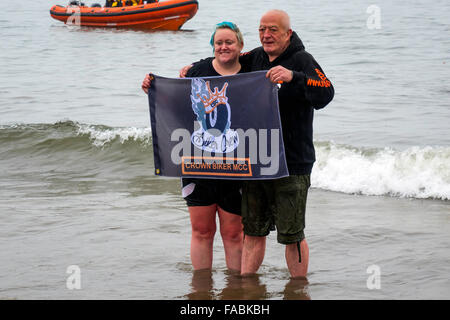 Redcar, Großbritannien. 26. Dezember 2015. Kredit-Teilnehmer aus Krone Biker MCC Motor Cycle Club posiert im Meer in der traditionellen Boxing Day Charity "Dip" in Redcar Cleveland UK 26. Dezember 2015: Peter Jordan NE/Alamy Live News Stockfoto