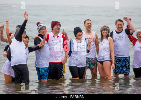 Redcar, Großbritannien. 26. Dezember 2015. Kredit-Teilnehmer vom Team Ward 24 posiert im Meer in der traditionellen Boxing Day Charity "Dip" in Redcar Cleveland UK 26. Dezember 2015: Peter Jordan NE/Alamy Live News Stockfoto