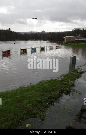 Halifax, West Yorkshire, Großbritannien. 26. Dezember 2015. Heide RUFC in Greetland, Halifax wurde erneut überflutet nach Starkregen die Region trifft und weitere Störungen verursacht. Seecontainer sind als Fluss im Umlauf, die Calder auf ihre Tonhöhe, der angrenzenden Fußballplatz und das Modellauto Rennbahn übergelaufen. Bildnachweis: Mick Flynn/Alamy Live-Nachrichten Stockfoto