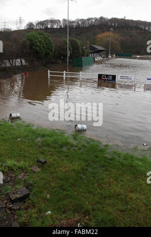 Halifax, West Yorkshire, Großbritannien. 26. Dezember 2015. Heide RUFC in Greetland, Halifax wurde erneut überflutet nach Starkregen die Region trifft und weitere Störungen verursacht. Seecontainer sind als Fluss im Umlauf, die Calder auf ihre Tonhöhe, der angrenzenden Fußballplatz und das Modellauto Rennbahn übergelaufen. Bildnachweis: Mick Flynn/Alamy Live-Nachrichten Stockfoto