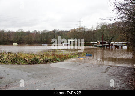 Halifax, West Yorkshire, Großbritannien. 26. Dezember 2015. Heide RUFC in Greetland, Halifax wurde erneut überflutet nach Starkregen die Region trifft und weitere Störungen verursacht. Seecontainer sind als Fluss im Umlauf, die Calder auf ihre Tonhöhe, der angrenzenden Fußballplatz und das Modellauto Rennbahn übergelaufen. Bildnachweis: Mick Flynn/Alamy Live-Nachrichten Stockfoto