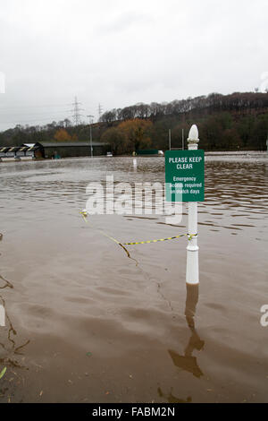 Halifax, West Yorkshire, Großbritannien. 26. Dezember 2015. Heide RUFC in Greetland, Halifax wurde erneut überflutet nach Starkregen die Region trifft und weitere Störungen verursacht. Seecontainer sind als Fluss im Umlauf, die Calder auf ihre Tonhöhe, der angrenzenden Fußballplatz und das Modellauto Rennbahn übergelaufen. Bildnachweis: Mick Flynn/Alamy Live-Nachrichten Stockfoto