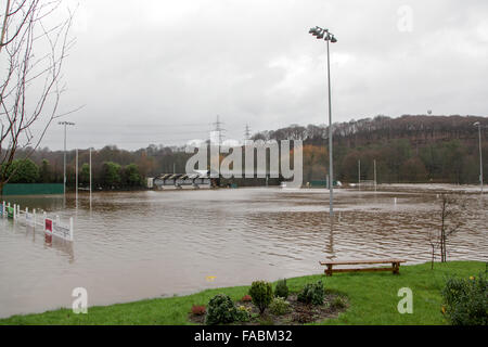 Halifax, West Yorkshire, Großbritannien. 26. Dezember 2015. Heide RUFC in Greetland, Halifax wurde erneut überflutet nach Starkregen die Region trifft und weitere Störungen verursacht. Seecontainer sind als Fluss im Umlauf, die Calder auf ihre Tonhöhe, der angrenzenden Fußballplatz und das Modellauto Rennbahn übergelaufen. Bildnachweis: Mick Flynn/Alamy Live-Nachrichten Stockfoto