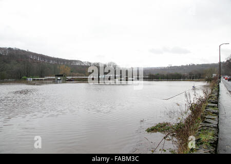 Halifax, West Yorkshire, Großbritannien. 26. Dezember 2015. Heide RUFC in Greetland, Halifax wurde erneut überflutet nach Starkregen die Region trifft und weitere Störungen verursacht. Seecontainer sind als Fluss im Umlauf, die Calder auf ihre Tonhöhe, der angrenzenden Fußballplatz und das Modellauto Rennbahn übergelaufen. Bildnachweis: Mick Flynn/Alamy Live-Nachrichten Stockfoto