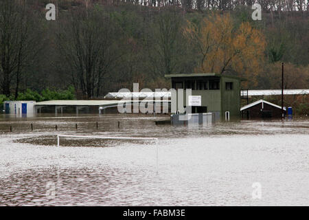 Halifax, West Yorkshire, Großbritannien. 26. Dezember 2015. Heide RUFC in Greetland, Halifax wurde erneut überflutet nach Starkregen die Region trifft und weitere Störungen verursacht. Seecontainer sind als Fluss im Umlauf, die Calder auf ihre Tonhöhe, der angrenzenden Fußballplatz und das Modellauto Rennbahn übergelaufen. Bildnachweis: Mick Flynn/Alamy Live-Nachrichten Stockfoto