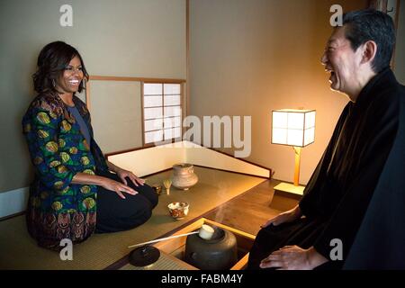 U.S. First Lady Michelle Obama die Kunst des japanischen Tee ein Teemeister im buddhistischen Kiyomizu-Dera Tempel 20. März 2015 in Kyoto, Japan zeigt. Stockfoto