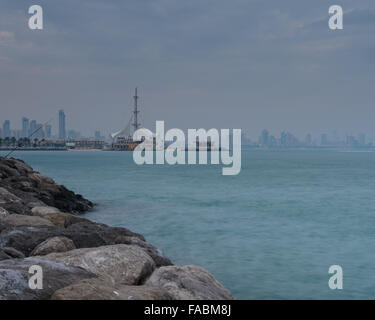 Blick auf Kuwait-Stadt als Sonnenuntergang Ansätze mit Maki Restaurant im Vordergrund Stockfoto