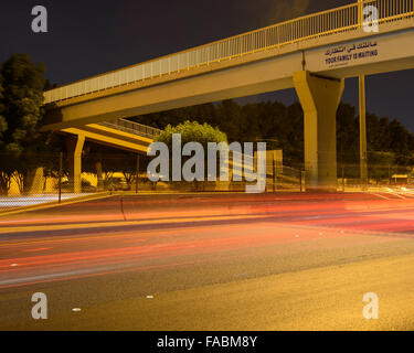 Fußgängerbrücke in der Nacht auf der Straße 30, Fahaheel Expressway in Shaab, Kuwait Stockfoto