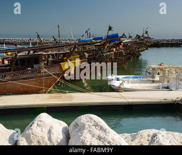 Traditional-Style Angelboote/Fischerboote im Hafen neben dem Einkaufszentrum Al Kout, Fahaheel, Kuwait Stockfoto