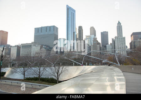 BP Fußgängerbrücke, die den Maggie Daley Park mit dem Millennium Park in Chicago, Illinois, USA, verbindet, mit der Skyline der Stadt im Hintergrund Stockfoto