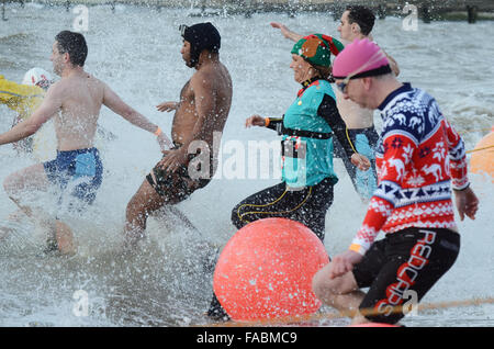 Schwimmen Am Zweiten Weihnachtsfeiertag. Southend on Sea, Essex, Großbritannien. Schwimmer trotzten den eiskalten Gewässern der Themse, um Spenden für die Royal National Lifeboat Institution RNLI zu sammeln. Einige trugen weihnachtliche Kleidung Stockfoto