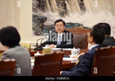 (151226)--Peking, 26. Dezember 2015 (Xinhua)--Zhang Dejiang (zurück), Vorsitzender des ständigen Ausschusses von China der nationalen Volksarmee Kongress (NPC), leitet die 59. Vorsitzenden Versammlung des 12. NPC ständigen Ausschusses in Peking, Hauptstadt von China, 26. Dezember 2015. (Xinhua/Rao Aimin) (Dhf) Stockfoto