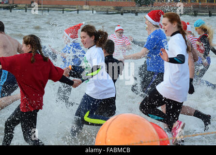 Schwimmen Am Zweiten Weihnachtsfeiertag. Southend on Sea, Essex, Großbritannien. Schwimmer trotzten den eiskalten Gewässern der Themse, um Spenden für die Royal National Lifeboat Institution RNLI zu sammeln. Einige trugen weihnachtliche Kleidung Stockfoto