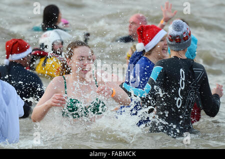 Schwimmen Am Zweiten Weihnachtsfeiertag. Southend on Sea, Essex, Großbritannien. Schwimmer trotzten den eiskalten Gewässern der Themse, um Spenden für die Royal National Lifeboat Institution RNLI zu sammeln. Einige trugen weihnachtliche Kleidung Stockfoto