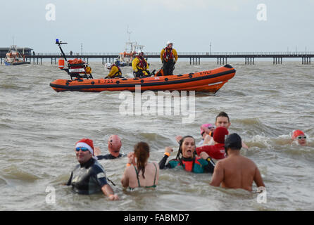 Schwimmen Am Zweiten Weihnachtsfeiertag. Southend on Sea, Essex, Großbritannien. Schwimmer trotzten den eiskalten Gewässern der Themse, um Spenden für die Royal National Lifeboat Institution RNLI zu sammeln. Einige trugen weihnachtliche Kleidung Stockfoto