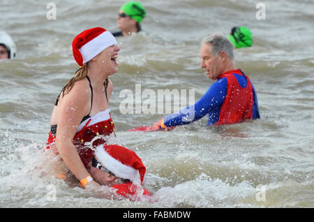 Schwimmen Am Zweiten Weihnachtsfeiertag. Southend on Sea, Essex, Großbritannien. Schwimmer trotzten den eiskalten Gewässern der Themse, um Spenden für die Royal National Lifeboat Institution RNLI zu sammeln. Einige trugen weihnachtliche Kleidung Stockfoto