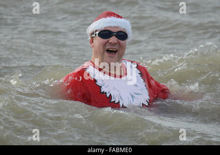 Schwimmen Am Zweiten Weihnachtsfeiertag. Southend on Sea, Essex, Großbritannien. Schwimmer trotzten den eiskalten Gewässern der Themse, um Spenden für die Royal National Lifeboat Institution RNLI zu sammeln. Einige trugen weihnachtliche Kleidung Stockfoto