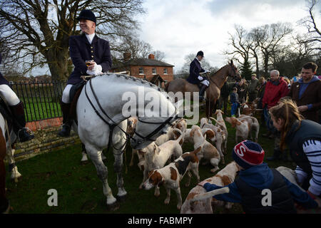 Umgeben von Hunden und Zuschauer, Jagd Teilnehmer des Chats Chiddingfold Leconfield und Cowdray Jagd auf Pferd zurück vor dem Start der traditionellen Boxing Day in Petworth Park Petworth, West Sussex, England. Stockfoto