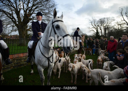 Umgeben von Hunden und Zuschauer, Jagd Teilnehmer des Chats Chiddingfold Leconfield und Cowdray Jagd auf Pferd zurück vor dem Start der traditionellen Boxing Day in Petworth Park Petworth, West Sussex, England. Stockfoto