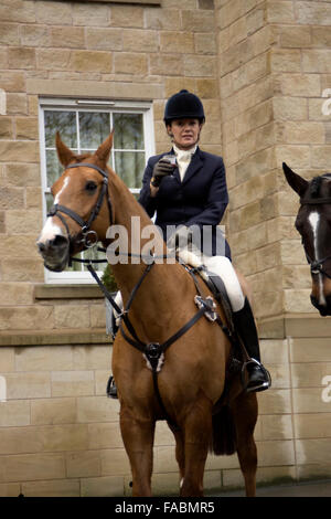 Wentbridge, West Yorkshire, Großbritannien. 26. Dezember 2015. Die Badsworth & Braham Moor-Jagd treffen im Dorf Wentbridge vor Beginn der jährlichen Boxing Day treffen. Bildnachweis: Chris Mcloughlin/Alamy Live-Nachrichten Stockfoto