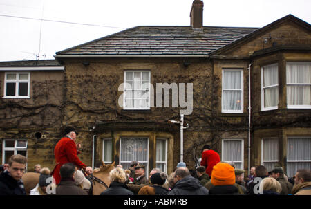 Wentbridge, West Yorkshire, Großbritannien. 26. Dezember 2015. Die Badsworth & Braham Moor-Jagd treffen im Dorf Wentbridge vor Beginn der jährlichen Boxing Day treffen. Bildnachweis: Chris Mcloughlin/Alamy Live-Nachrichten Stockfoto