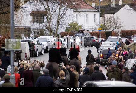 Wentbridge, West Yorkshire, Großbritannien. 26. Dezember 2015. Die Badsworth & Braham Moor-Jagd treffen im Dorf Wentbridge vor Beginn der jährlichen Boxing Day treffen. Bildnachweis: Chris Mcloughlin/Alamy Live-Nachrichten Stockfoto