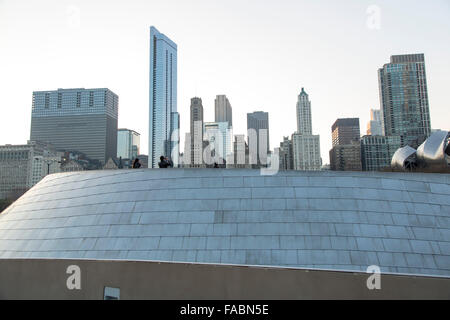 BP Fußgängerbrücke, die den Maggie Daley Park mit dem Millennium Park in Chicago, Illinois, USA, verbindet, mit der Skyline der Stadt im Hintergrund Stockfoto