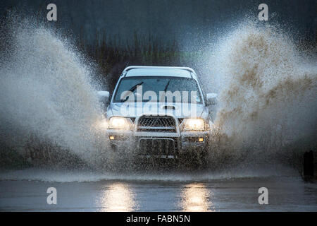 Fahrt durch Hochwasser auf einer Landstraße in North Yorkshire im Vereinigten Königreich. Stockfoto