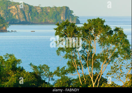 Küstenregenwald und zerklüftete Küste von Punta Patino Naturschutzgebiet, Pazifikküste, Darien Provinz, Republik Panama. Stockfoto
