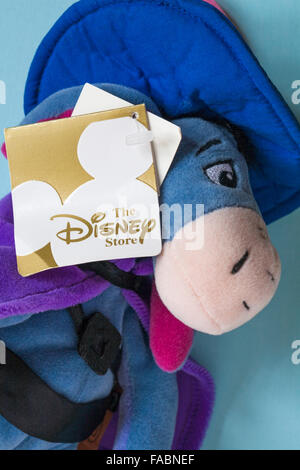 Der Disney Store Musketier Eeyore weichen Kuscheltier von Winnie The Pooh set auf blauem Hintergrund Stockfoto