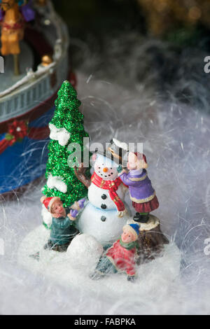 Weihnachten Spielzeug Schnee Szene Schaufenster. Broadway, Cotswolds, England Stockfoto