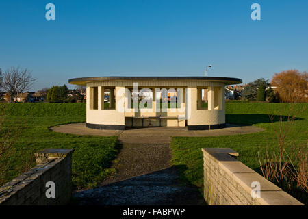 Art-Deco-Stil Unterkunft entlang der Strandpromenade von Dovercourt, Essex, UK Stockfoto