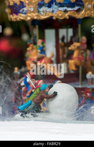 Weihnachten Spielzeug Schnee Szene Schaufenster. Broadway, Cotswolds, England Stockfoto