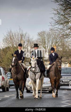 Frau Jäger Reiten Damensattel in der North Cotswold Jagd Boxing Day treffen. Broadway, Worcestershire, England Stockfoto