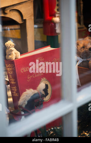 Das alte Curosity-Shop-Buch in einem Antiquitätengeschäft Schaufenster. Verstauen Sie auf die würde, Cotswolds, England Stockfoto