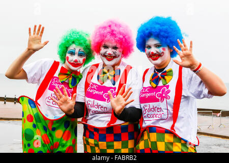 Prestwick, Ayrshire, Großbritannien. 26. Dezember 2015. Hunderte von Schwimmern trotzten Wintertemperaturen und Starkregen an der 10. jährlichen "Boxing Day Dip" zur Unterstützung der Kinder-Charity "Clic Sargent" teilnehmen. In diesem Jahr die "Dip" widmete sich Ross Granger, im Alter von 12, von Prestwick mit Nierenkrebs geboren wurde und jetzt feiert 10 Jahre in Remission. Seine Mutter Eileen, widmet ihr Leben unterstützen Clic Sargent und erhielt für ihre Verdienste um die Nächstenliebe MBE. Bildnachweis: Findlay/Alamy Live-Nachrichten Stockfoto