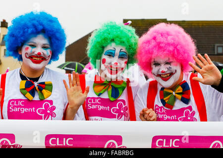 Prestwick, Ayrshire, Großbritannien. 26. Dezember 2015. Hunderte von Schwimmern trotzten Wintertemperaturen und Starkregen an der 10. jährlichen "Boxing Day Dip" zur Unterstützung der Kinder-Charity "Clic Sargent" teilnehmen. In diesem Jahr die "Dip" widmete sich Ross Granger, im Alter von 12, von Prestwick mit Nierenkrebs geboren wurde und jetzt feiert 10 Jahre in Remission. Seine Mutter Eileen, widmet ihr Leben unterstützen Clic Sargent und erhielt für ihre Verdienste um die Nächstenliebe MBE. Bildnachweis: Findlay/Alamy Live-Nachrichten Stockfoto