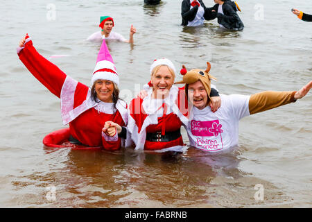 Prestwick, Ayrshire, Großbritannien. 26. Dezember 2015. Hunderte von Schwimmern trotzten Wintertemperaturen und Starkregen an der 10. jährlichen "Boxing Day Dip" zur Unterstützung der Kinder-Charity "Clic Sargent" teilnehmen. In diesem Jahr die "Dip" widmete sich Ross Granger, im Alter von 12, von Prestwick mit Nierenkrebs geboren wurde und jetzt feiert 10 Jahre in Remission. Seine Mutter Eileen, widmet ihr Leben unterstützen Clic Sargent und erhielt für ihre Verdienste um die Nächstenliebe MBE. Bildnachweis: Findlay/Alamy Live-Nachrichten Stockfoto