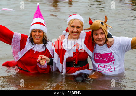 Prestwick, Ayrshire, Großbritannien. 26. Dezember 2015. Hunderte von Schwimmern trotzten Wintertemperaturen und Starkregen an der 10. jährlichen "Boxing Day Dip" zur Unterstützung der Kinder-Charity "Clic Sargent" teilnehmen. In diesem Jahr die "Dip" widmete sich Ross Granger, im Alter von 12, von Prestwick mit Nierenkrebs geboren wurde und jetzt feiert 10 Jahre in Remission. Seine Mutter Eileen, widmet ihr Leben unterstützen Clic Sargent und erhielt für ihre Verdienste um die Nächstenliebe MBE. Bildnachweis: Findlay/Alamy Live-Nachrichten Stockfoto