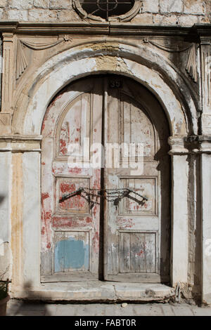 Alte Holztür in Nauplia, Griechenland. Stockfoto