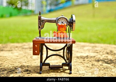 Antike Nähmaschine förmigen Uhr mit Valentine Day Neujahr 2016 Nachricht Stockfoto