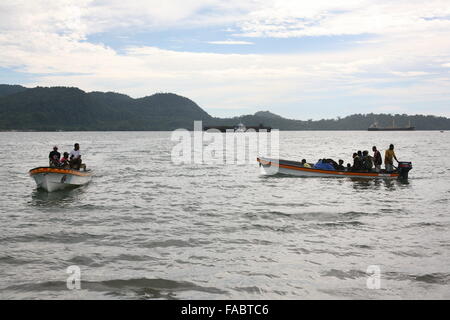 Papua, Indonesien. 13. Mai 2015. Schnellboote in der Bordertown Vanimo jenseits der Grenze von West-Papua in Papua New Guinea.The Bordertown Vanimo in Papua-Neu-Guinea ist ein wichtiger Umschlagplatz für West Papua ist Flucht vor Verfolgung zurück nach Hause. Benachbarten Papua-Neu-Guinea hat rund 10,000 West Papua Flüchtlinge. Fast alle geflohen politischen Verfolgung durch die indonesische Armee. © Rohan Radheya/ZUMA Draht/Alamy Live-Nachrichten Stockfoto