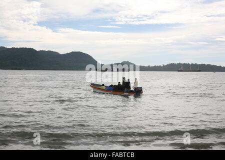 Papua, Indonesien. 13. Mai 2015. Schnellboote in der Bordertown Vanimo jenseits der Grenze von West-Papua in Papua New Guinea.The Bordertown Vanimo in Papua-Neu-Guinea ist ein wichtiger Umschlagplatz für West Papua ist Flucht vor Verfolgung zurück nach Hause. Benachbarten Papua-Neu-Guinea hat rund 10,000 West Papua Flüchtlinge. Fast alle geflohen politischen Verfolgung durch die indonesische Armee. © Rohan Radheya/ZUMA Draht/Alamy Live-Nachrichten Stockfoto