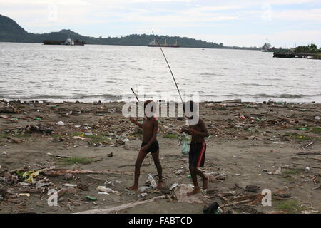 Papua, Indonesien. 13. Mai 2015. West Papua Flüchtlinge in Bordertown Vanimo in Papua-Neu-Guinea. Bordertown Vanimo ist ein wichtiger Umschlagplatz für West Papua ist Flucht vor Verfolgung zurück nach Hause. Benachbarten Papua-Neu-Guinea hat rund 10,000 West Papua Flüchtlinge. Fast alle geflohen politischen Verfolgung durch die indonesische Armee. © Rohan Radheya/ZUMA Draht/Alamy Live-Nachrichten Stockfoto