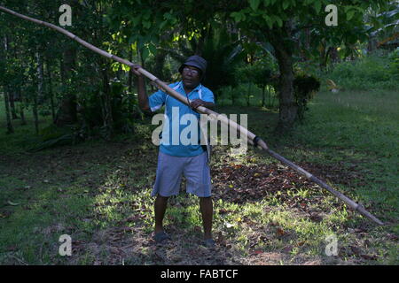 Papua, Indonesien. 14. Mai 2015. Abgebildet ist West Papua Flüchtling Sonny Saba in Bordertown Vanimo kurz hinter der Grenze von West-Papua in Papua Neu Guinea.Sonny Saba entkamen politischer Verfolgung durch die indonesische Armee 1984 wegen seiner Verwicklung in den West Papua Unabhängigkeitskampf. Bordertown Vanimo in Papua-Neu-Guinea ist ein wichtiger Umschlagplatz für West Papua ist Flucht vor Verfolgung zurück nach Hause. Benachbarten Papua-Neu-Guinea hat rund 10,000 West Papua Flüchtlinge. Fast alle geflohen politischen Verfolgung durch die indonesische Armee. © Rohan Radheya/ZUMA Draht/Alamy Live-Nachrichten Stockfoto