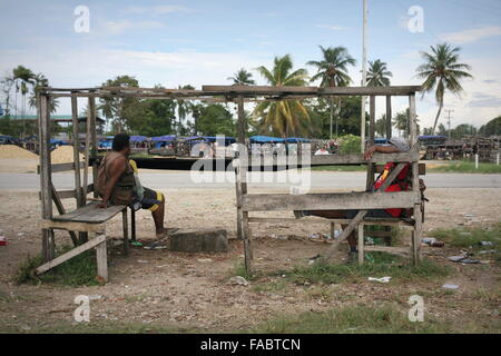 Papua, Indonesien. 13. Mai 2015. Abgebildet ist die Bordertown Vanimo kurz hinter der Grenze von West-Papua in Papua New Guinea.The Bordertown Vanimo in Papua-Neu-Guinea ist ein wichtiger Umschlagplatz für West Papua ist Flucht vor Verfolgung nach Hause. Benachbarten Papua-Neu-Guinea hat rund 10,000 West Papua Flüchtlinge. Fast alle geflohen politischen Verfolgung durch die indonesische Armee. © Rohan Radheya/ZUMA Draht/Alamy Live-Nachrichten Stockfoto