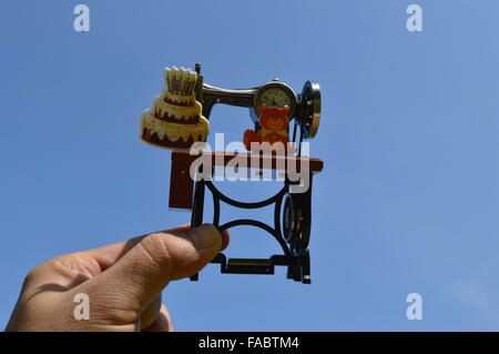 Antike Nähmaschine förmigen Uhr mit Valentine Day Neujahr 2016 Nachricht Stockfoto