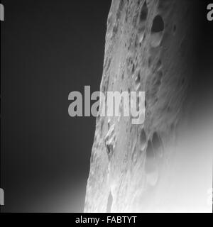 Dieses unbearbeitete Fotoarchiv von Apollo 11 erfasst die historische erste Mondlandung im Jahr 1969. Die Astronauten Neil Armstrong und Buzz Aldrin führten an Bord des Mondmoduls „Eagle“ den ersten erfolgreichen bemannten Mondspaziergang durch, während Michael Collins im Kommandomodul umkreiste. Die Bilder bieten seltene Einblicke in den Erfolg der Mission, einschließlich der Erforschung der Mondoberfläche und der Sicht der Erde vom Mond aus. Stockfoto