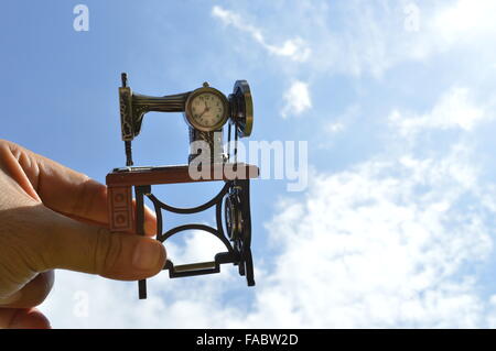 Antike Nähmaschine förmigen Uhr mit Valentine Day Neujahr 2016 Nachricht Stockfoto