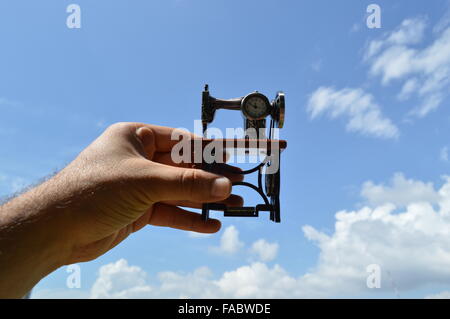 Antike Nähmaschine förmigen Uhr mit Valentine Day Neujahr 2016 Nachricht Stockfoto